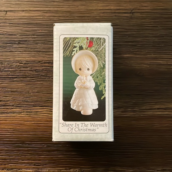 Precious Moments Share in the Warmth of Christmas Porcelain Ornament 1993 - Picture 9 of 14